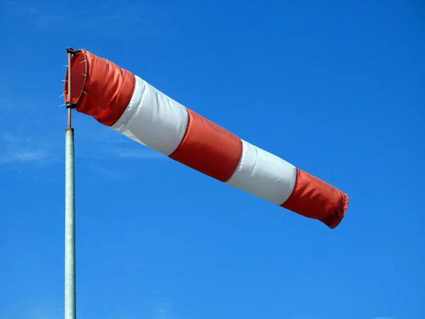 風には赤と青の旗 — ストック写真