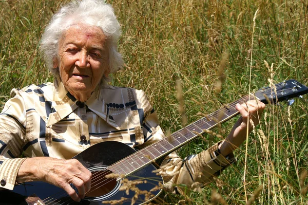 Senior Woman Playing Guitar Outdoors — Stock Photo, Image