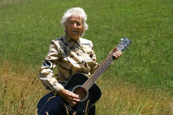 Senior Kvinna Spelar Gitarr Parken — Stockfoto