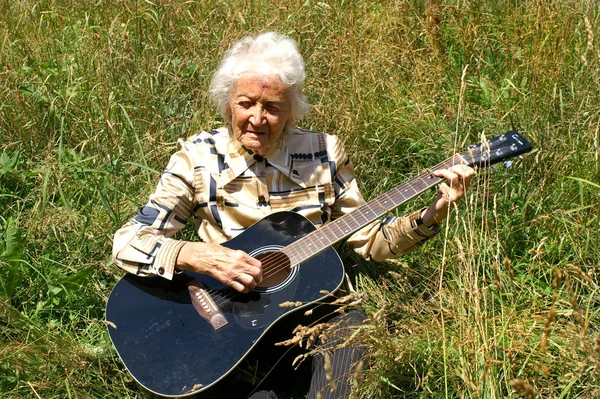 Senior Kvinna Spelar Gitarr Utomhus — Stockfoto