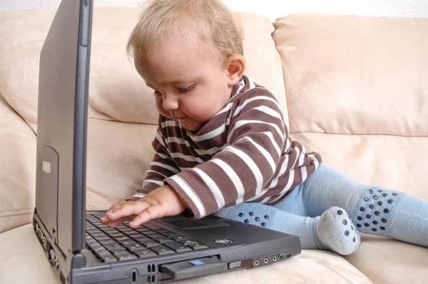 Vista Panorámica Del Niño Pequeño Lindo — Foto de Stock