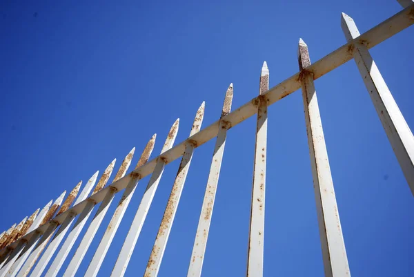 Gitter Framför Blå Himmel — Stockfoto