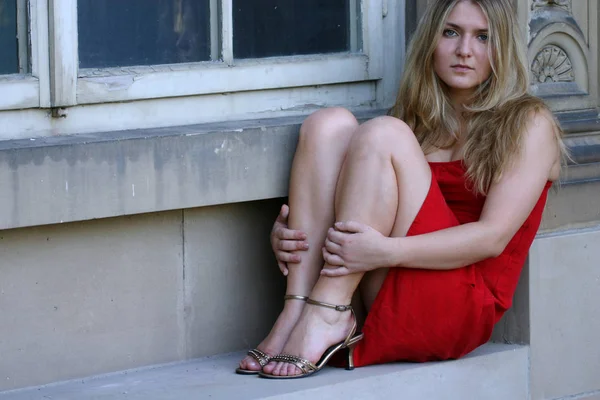 Молодая Женщина Красном Платье Сидит Лестнице — стоковое фото