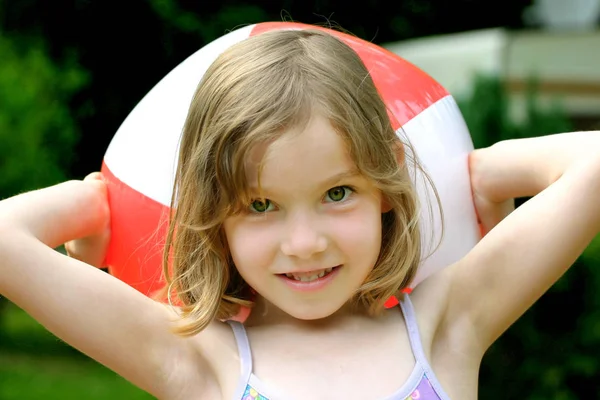 Menina Verão Com Uma Bola Praia — Fotografia de Stock