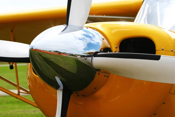 Nahaufnahme Einer Propellermaschine Eines Gelben Jets — Stockfoto