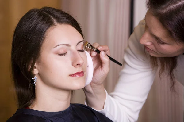 Vrouw Aanbrengen Van Make Door Make Kunstenaar Iii — Stockfoto