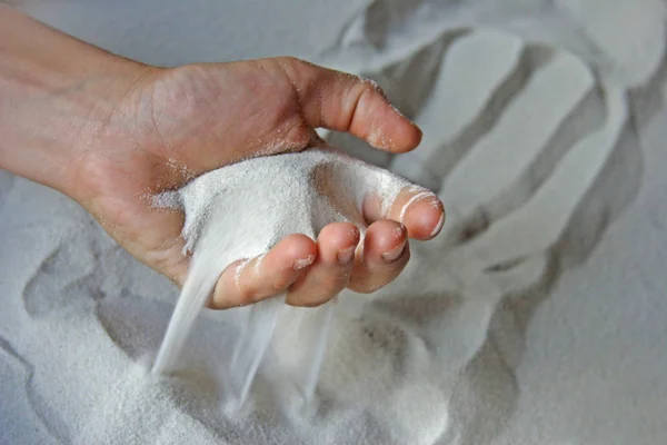 Hand Hålla Vit Sand Stranden — Stockfoto