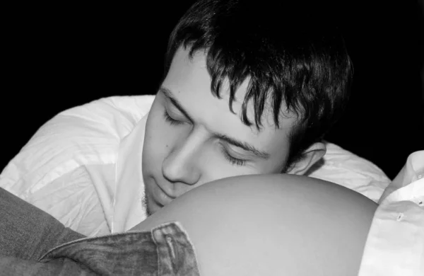 Junger Mann Schläft Auf Dem Bett — Stockfoto