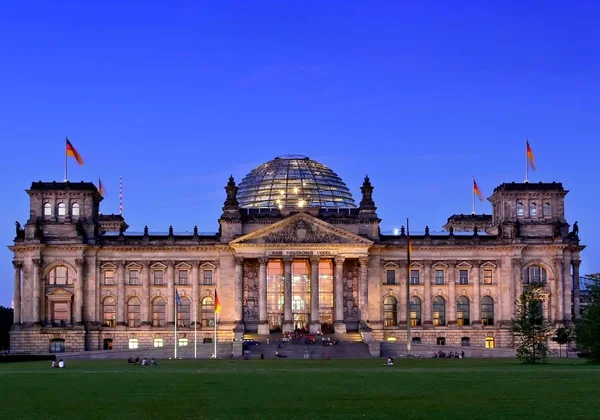 Akşamın Erken Saatlerinde Berlin Reichstag — Stok fotoğraf