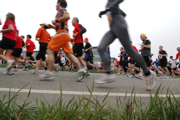 Pessoas Sintonizando Maratona Cidade — Fotografia de Stock