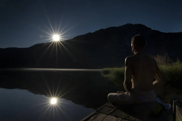 Zen Güneşin Doğuşuna Bakıyor — Stok fotoğraf