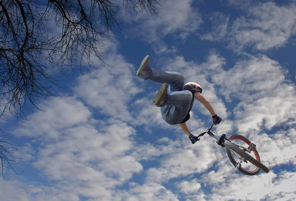 Homme Dans Ciel Bleu Avec Des Nuages — Photo