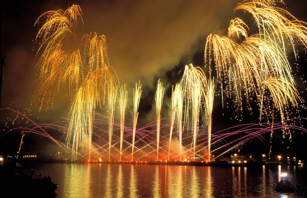 Explosión Fuegos Artificiales Chispas Brillantes — Foto de Stock