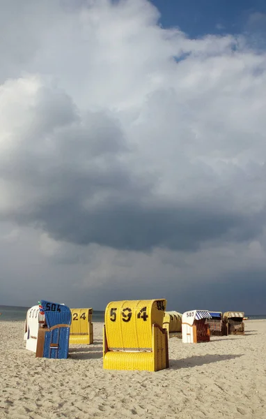 Playa Vacía Con Muchas Nubes —  Fotos de Stock