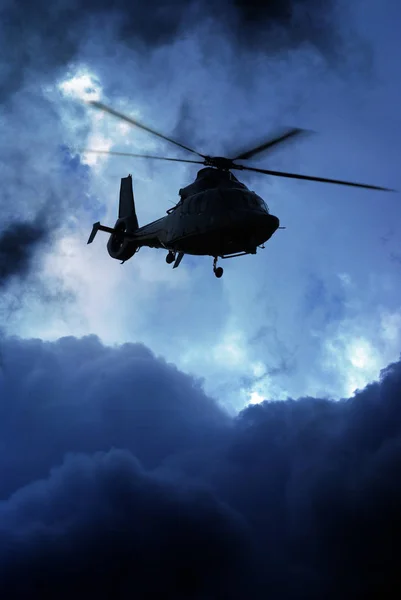 Hubschrauber Vor Wolkenfront — Stockfoto