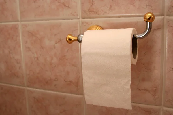 Papier Toaletowy Czerwonym Uchwytem — Zdjęcie stockowe