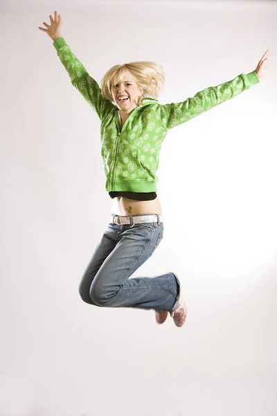 跳楼的年轻女人 — 图库照片