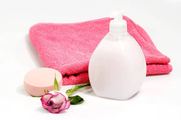 Wellness Konzept Handtuch Flasche Und Handtücher Auf Weißem Hintergrund — Stockfoto