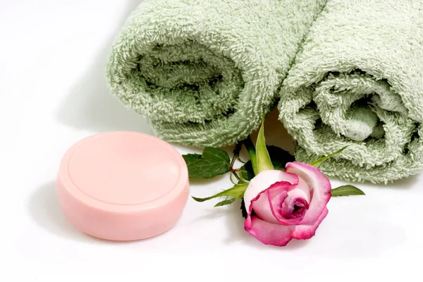 Wellness Komposition Mit Handtüchern Handtuch Und Blumen Auf Weißem Hintergrund — Stockfoto