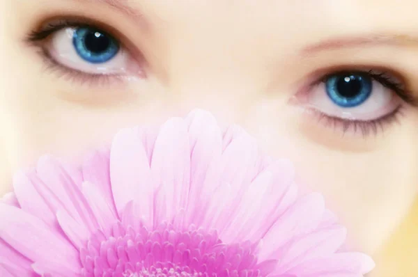 Hermosa Mujer Con Flor — Foto de Stock