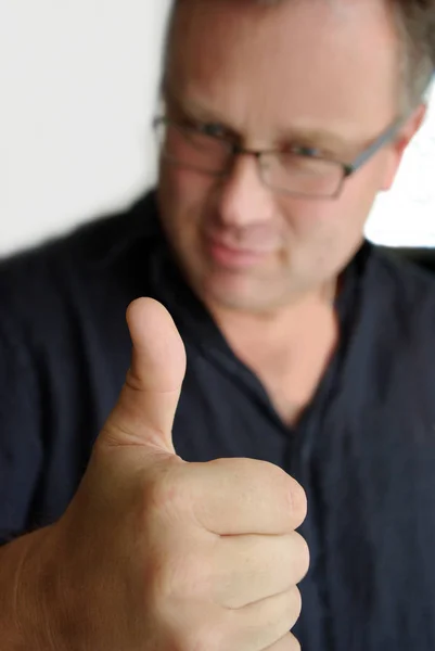 Mężczyzna Wykazujący Gest Kciuka Górę — Zdjęcie stockowe
