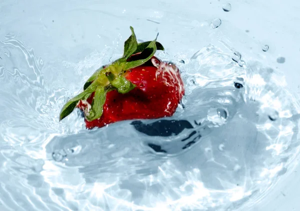 Frische Erdbeeren Wasser — Stockfoto
