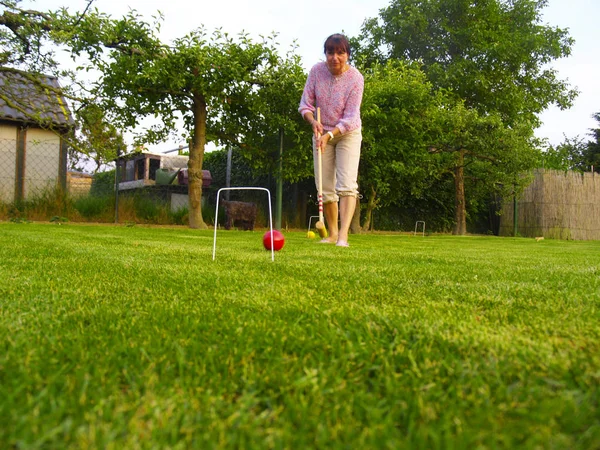 Junge Frau Spielt Golf Park — Stockfoto