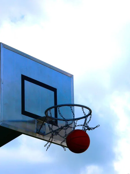 Basketbalový Koš Modrou Oblohou Pozadí — Stock fotografie