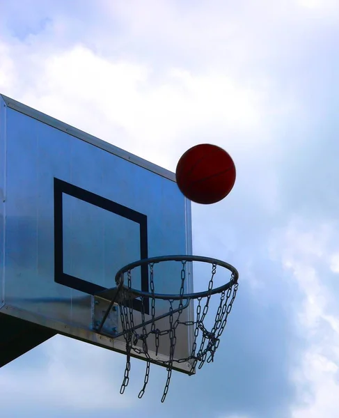 Basketbalový Koš Obloze — Stock fotografie