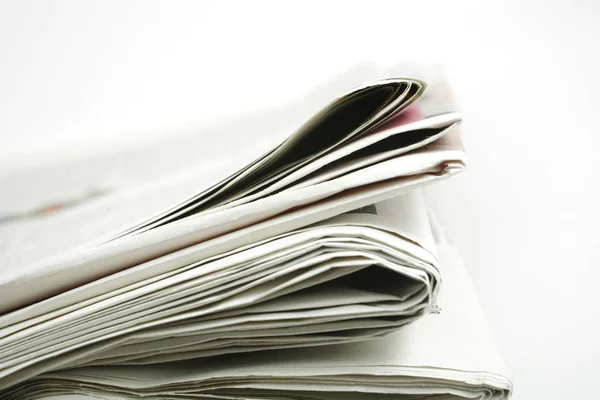 Pilha Jornais Isolados Branco — Fotografia de Stock