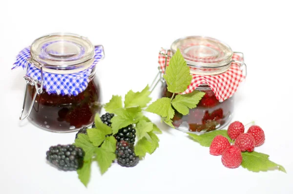 Marmeladenglas Mit Frischen Himbeeren Und Minze Auf Weißem Hintergrund — Stockfoto