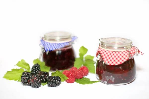 Marmellata Con Lamponi Freschi Menta Fondo Bianco — Foto Stock