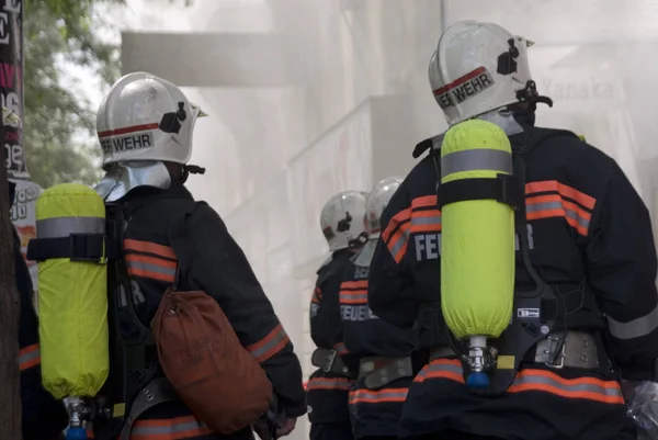 Brandweerlieden Uniform Met Brandblusser — Stockfoto