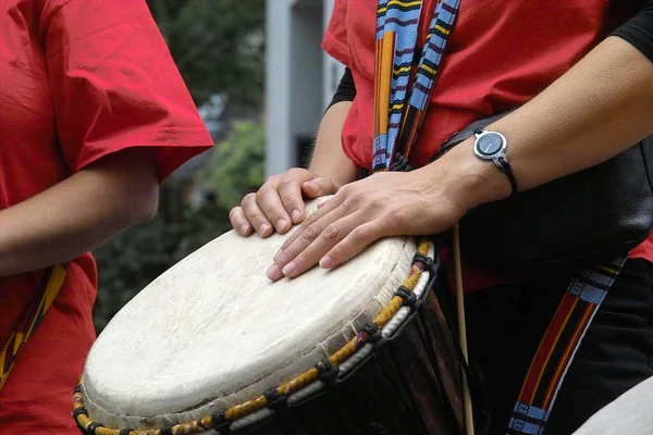 Músico Tocando Com Tambor — Fotografia de Stock