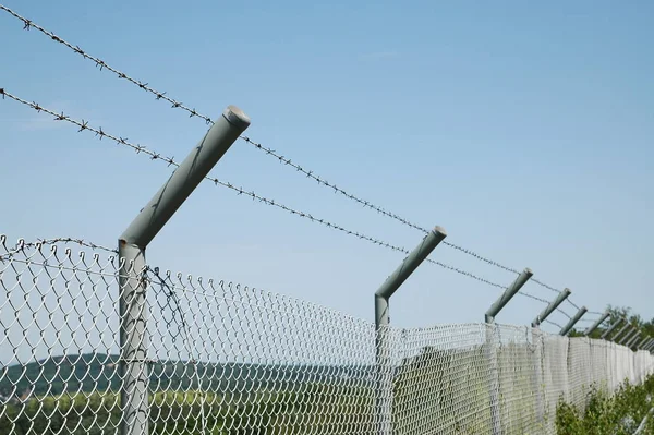 Taggtråd Stängsel Mot Himlen — Stockfoto