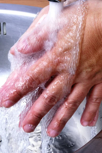 Banyoda Ellerini Yıka — Stok fotoğraf