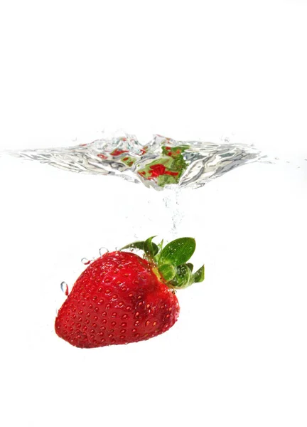 草莓掉进水里 — 图库照片