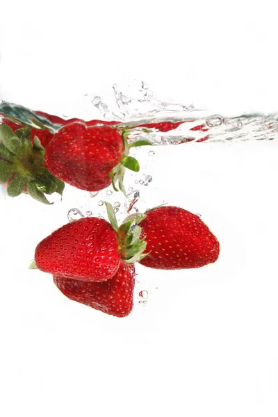 Frische Erdbeeren Fallen Ins Wasser — Stockfoto