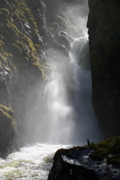 Hermosa Cascada Sobre Fondo Naturaleza —  Fotos de Stock