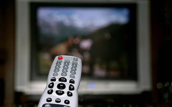 Fernbedienung Mit Fernseher Und Hand — Stockfoto