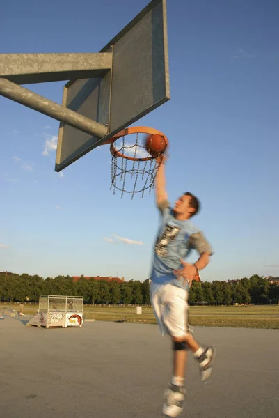 Basketballspieler Mit Ball Auf Dem Platz — Stockfoto