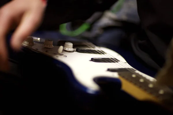 Close Uma Mulher Tocando Uma Guitarra — Fotografia de Stock