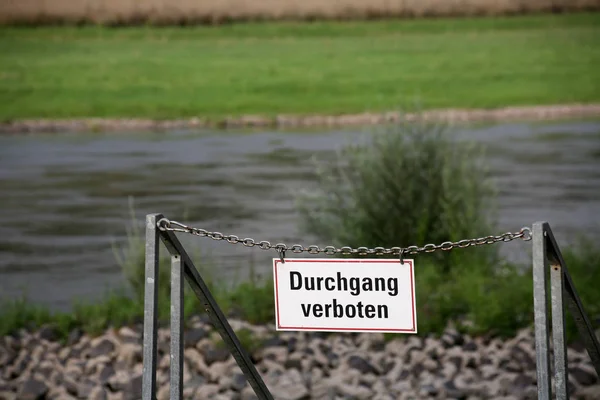 Ein Warnschild Strand — Stockfoto