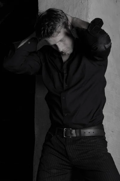 Mladý Muž Černé Košili Džínách — Stock fotografie