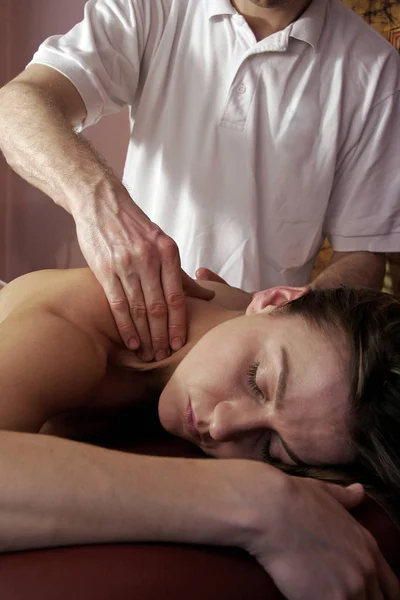 Massaggiatore Massaggio Donna Spa Salone — Foto Stock