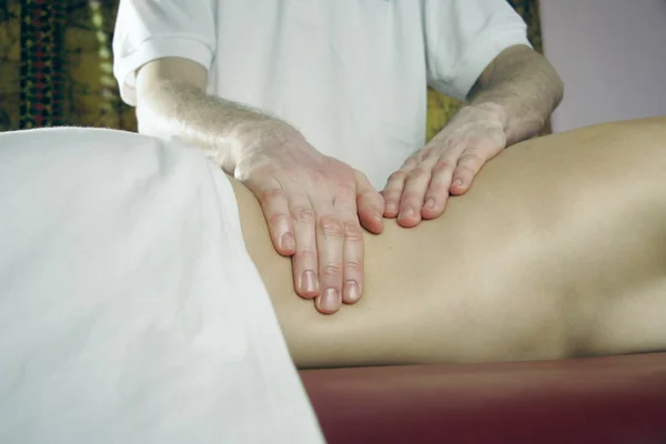 Massör Massera Tillbaka Massage Spa Salong — Stockfoto