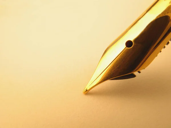 Goldener Stift Auf Gelbem Hintergrund — Stockfoto