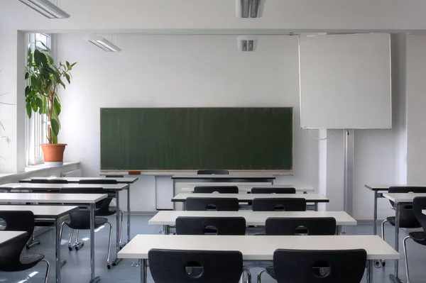 Klassenzimmer Mit Stühlen Und Tisch Modernen Hellen Interieur — Stockfoto