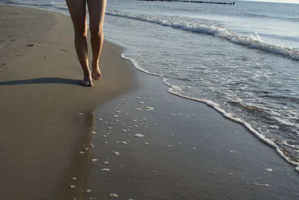 Mulher Pernas Andando Praia — Fotografia de Stock