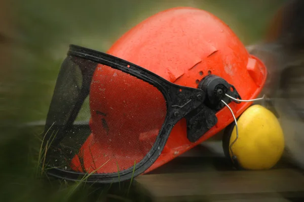 Fechar Capacete Vermelho Luvas Uma Mesa Madeira — Fotografia de Stock